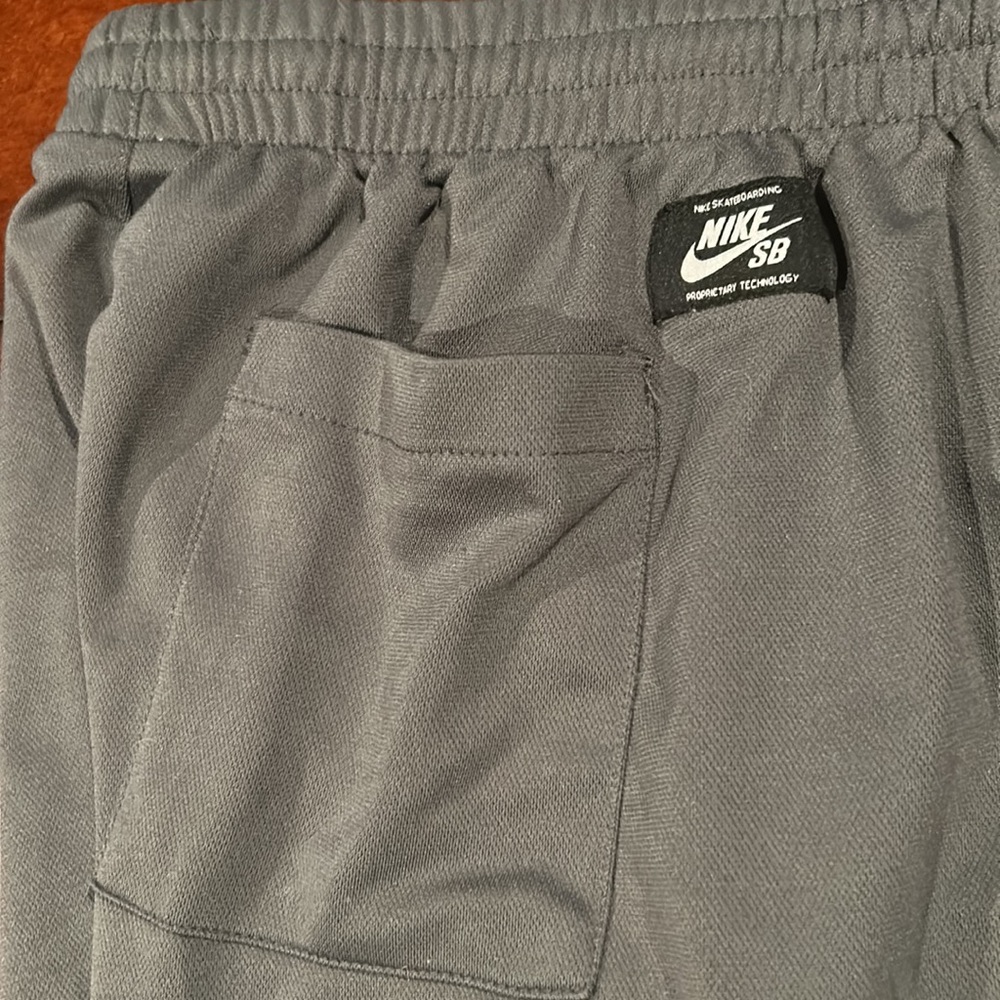 Nike Skateboard Grey & Black Shorts Size Large - Picture 8 of 10